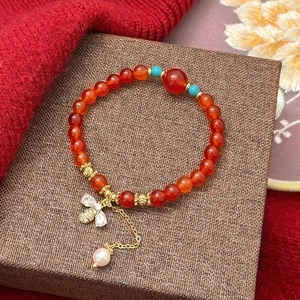 Bracelet en cornaline avec pendentif abeille doré et détail de perle d'eau douce