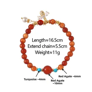 Détail d'un bracelet en perles d'agate rouge avec turquoise et pendentif abeille en zircon