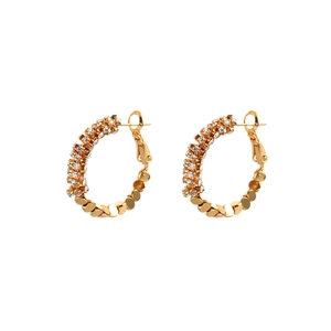 Boucles d'oreilles créoles dorées en C avec strass brillants et disques métalliques superposés