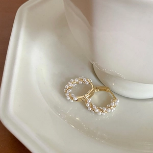 Französische Vintage Gold-Creolen mit kleinen runden Perlen auf weißem Keramikteller