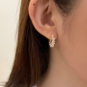 Französische 14k Gold Creolen mit weißen Perlenbüscheln für einen eleganten Look