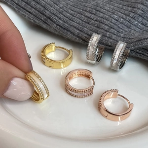 Boucles d'oreilles huggie luxueuses avec incrustation de nacre et zircons cubiques
