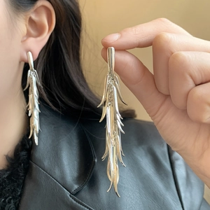 Orecchini pendenti in argento con frange a spiga di grano e design a nappa per donna
