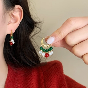 Boucles d'oreilles de Noël avec perles vertes, rouges et nacrées sur créoles dorées