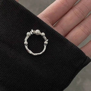Handmade elastic beaded ring with silver metal beads and textured hammered band design