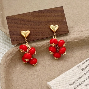Boucles d'oreilles grappe de perles rouges avec clous en forme de cœur doré vintage