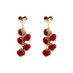 Boucles d'oreilles cœur dorées élégantes avec perles de verre rouges en grappe de raisin