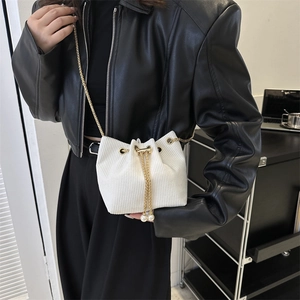 Weiße Cord-Beuteltasche mit goldener Kette und eleganten Perlenverzierungen