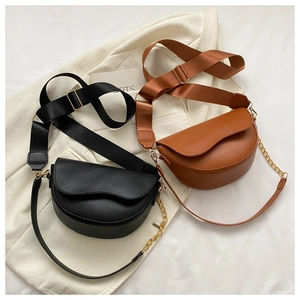 Vue détaillée de sacs besaces semi-circulaires noir et marron avec sangles tissées