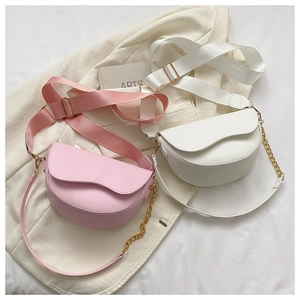 Détail des sacs selle rose et blanc avec rabat ondulé et bandoulière en nylon