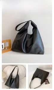 Détails du grand sac hobo noir avec texture plissée souple et large bandoulière