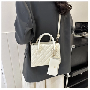 Sac à bandoulière blanc matelassé avec mini porte-monnaie assorti porté par un mannequin