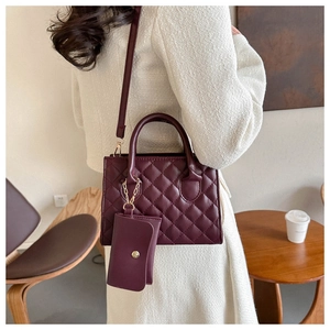 Détail d'un sac à main bordeaux matelassé en similicuir avec petite pochette chaîne