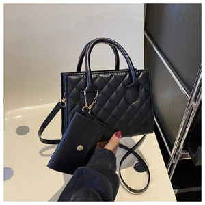 Détail du sac bandoulière noir matelassé avec pochette assortie et métal doré