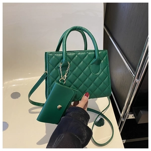 Détail du sac bandoulière matelassé vert avec petit porte-monnaie et chaîne dorée