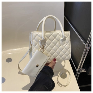 Détail du sac à main matelassé blanc avec motif de losanges et petit porte-monnaie attaché