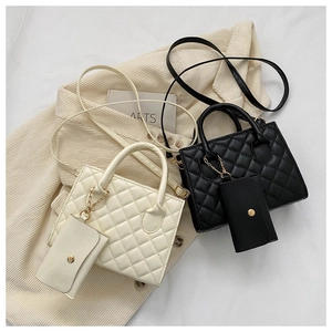 Détail du motif matelassé et mini porte-monnaie assorti sur des sacs en similicuir