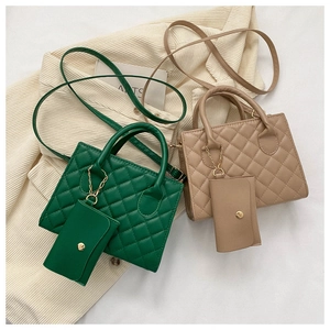 Détail de mini sacs bandoulière en cuir matelassé avec porte-monnaie assortis en vert et kaki