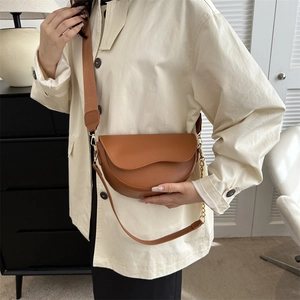 Sacoche demi-lune en cuir PU caramel avec bandoulière large en tissu et chaîne dorée