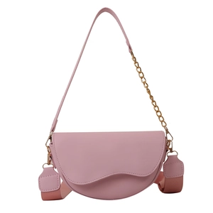 Sac selle demi-lune rose avec rabat ondulé, doubles bandoulières et chaîne dorée