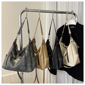 Detailansicht von vier Retro-Hobo-Taschen aus Kunstleder mit Reißverschluss und Metallringen