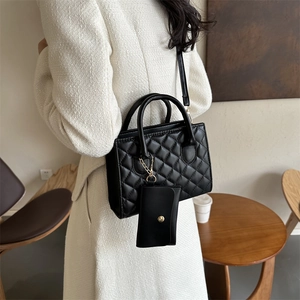 Sac bandoulière matelassé noir avec petite pochette à cartes et détails de chaîne dorée