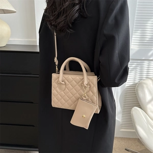 Sac à main beige matelassé avec surpiqûres en losange et petit porte-monnaie assorti