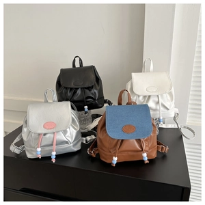 Détails de quatre mini-sacs à dos colorés avec fermeture à cordon et étiquettes ovales