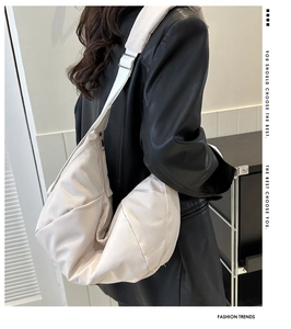 Sac croissant en nylon crème chic avec design plissé et bandoulière réglable