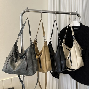 Grands sacs cabas minimalistes en quatre couleurs avec texture vintage en similicuir