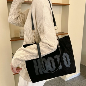 Large capacity black tote bag with HOOTO lettering for casual autumn commute style