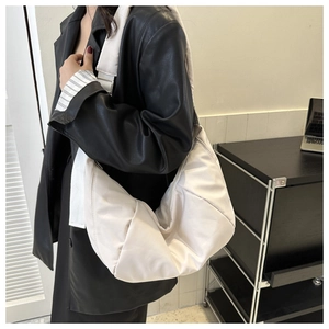 Sac bandoulière demi-lune blanc cassé matelassé avec design bouffant et large sangle