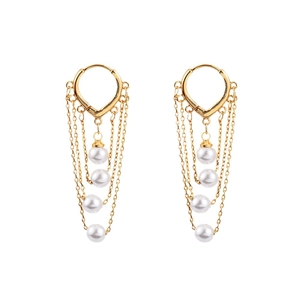 Boucles d'oreilles cœur vintage avec glands dorés et perles sur fond blanc épuré