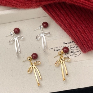 Boucles d'oreilles élégantes avec nœud doré et argenté et perles rouge foncé vintage