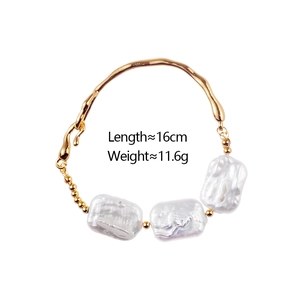 Detailed view of baroque pearl bracelet with gold-plated metal texture and 16cm length