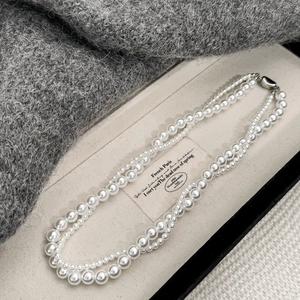 Élégant collier de perles double couche de style français dans son coffret à bijoux