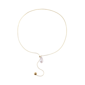 Detail einer goldenen Y-Kette mit Barockperle und poliertem Goldperlen-Anhänger