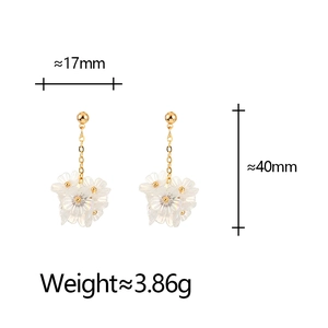 Boucles d'oreilles fleurs élégantes avec pétales blancs et chaînes dorées, 40mm de long
