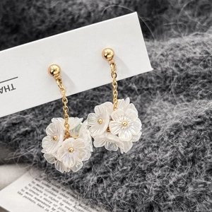 Boucles D'oreilles Pendantes Fleur Camélia Cuivre Plqué Or 14K Avec Tige En Argent Sterling 925 Blanc Nacré Vintage