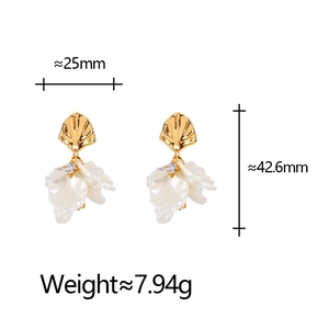 Detailed dimensions of shell-shaped floral earrings with 25mm width and 42.6mm length
