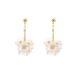 Élégantes boucles d'oreilles pendantes dorées avec fleurs délicates en résine blanche