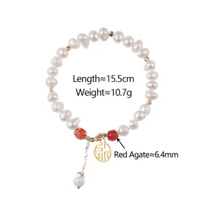 Bracelet élégant en perles d'eau douce avec perles d'agate rouge et pendentif Fu doré