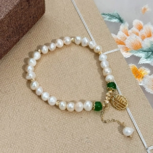Bracelet en perles d'eau douce baroques avec pendentif Fu doré et pierres vertes