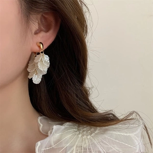 Elegant Layered White Petal Dangle Earrings Gold Copper Resin Floral Tassel Design Niche Accessory For Women