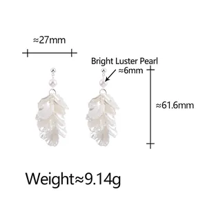 Boucles d'oreilles à pampilles en argent avec perle 6mm et élégants pétales blancs superposés