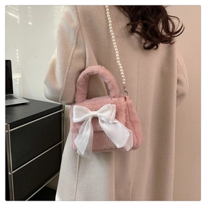 Sac en peluche rose avec fourrure synthétique douce, nœud en soie blanc et chaîne perle
