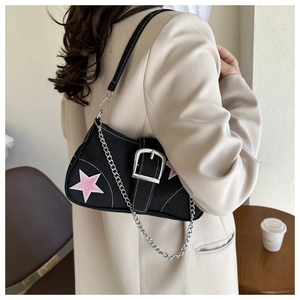 Vue détaillée du sac bandoulière en toile noire avec motif d'étoile et chaîne en argent