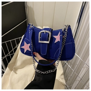 Détail du sac Y2K en toile bleue avec patch étoile rose et bandoulière en chaîne