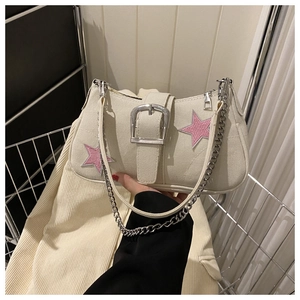Détail du sac bandoulière en toile avec étoiles roses et sangle à chaîne métallique