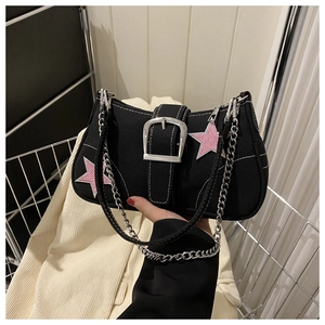 Détail du sac bandoulière en toile noire avec broderie étoile rose et boucle argent